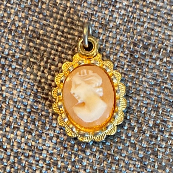 VTG Hand-carved Petite Cameo Pendant - Picture 1 of 7